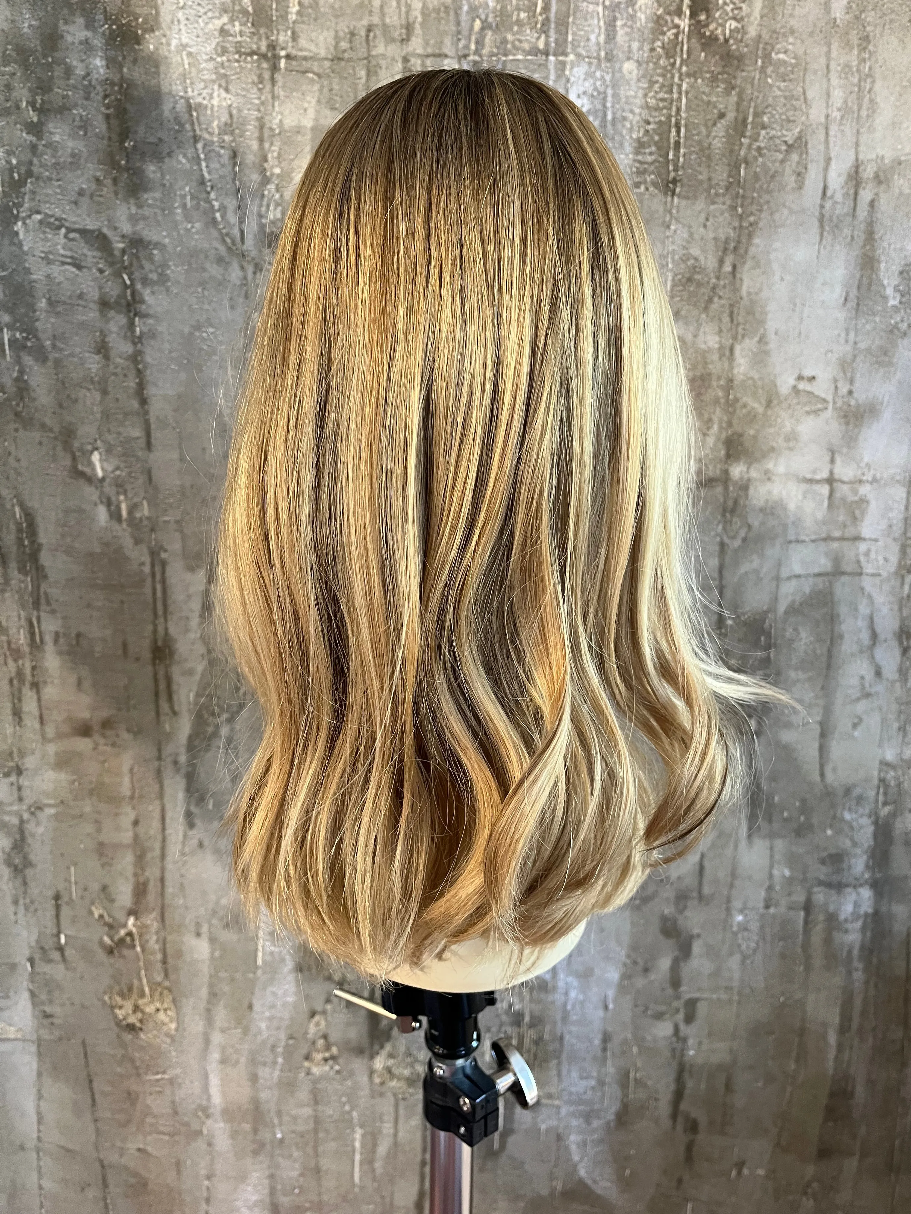 100% EUROPEAN VIRGIN HUMAN HAIR 16.5" BLOND WITH HIGHLIGHTS AND DARK ROOTS