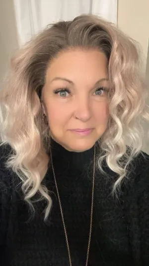 Brenda Collection-Erica 13*6 lace front apricot pinkish wavy Ombre blonde lace Front Wig glue less
